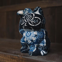 Aoyama Daruma  indigo dye kofu manekineko 藍染 古布 招き猫